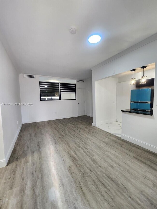 Building Photo - 2101 Normandy Dr