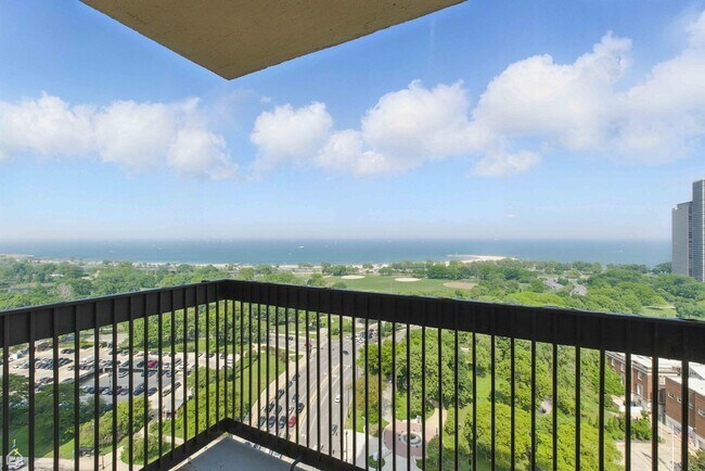 Building Photo - 1660 N La Salle Dr