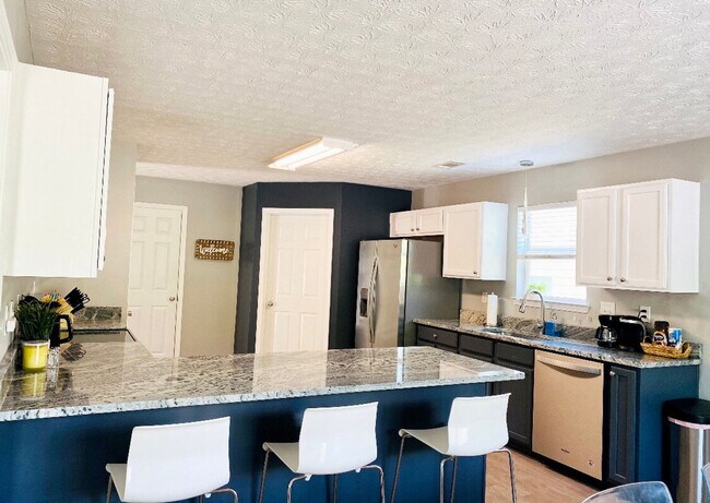 Building Photo - 220 Brookstone Trail