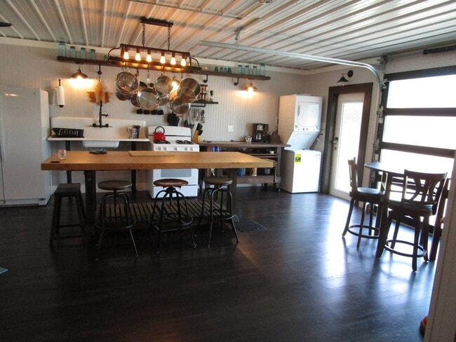 Building Photo - 362 Sunshine Ave