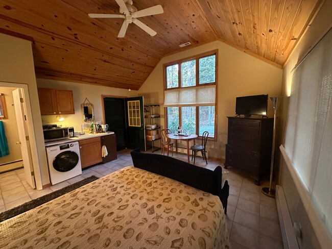 Building Photo - Cute furnished studio Apartment close to L...