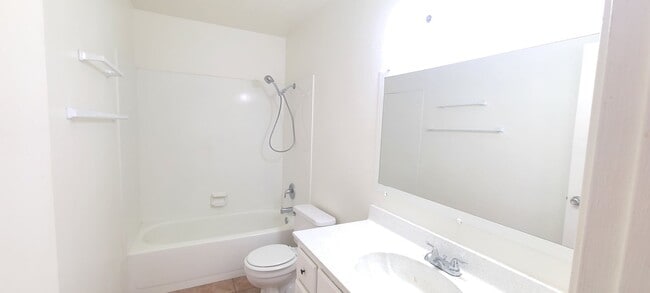 Building Photo - 2 Bed 1 Bath Spacious Gold Canyon Apartment