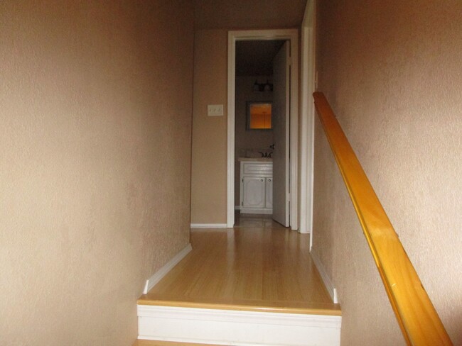 Building Photo - (2) Bed/(2.5) Bath Townhome Avail Now! Poo...