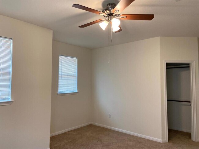 Building Photo - 2918 Zelma Dr