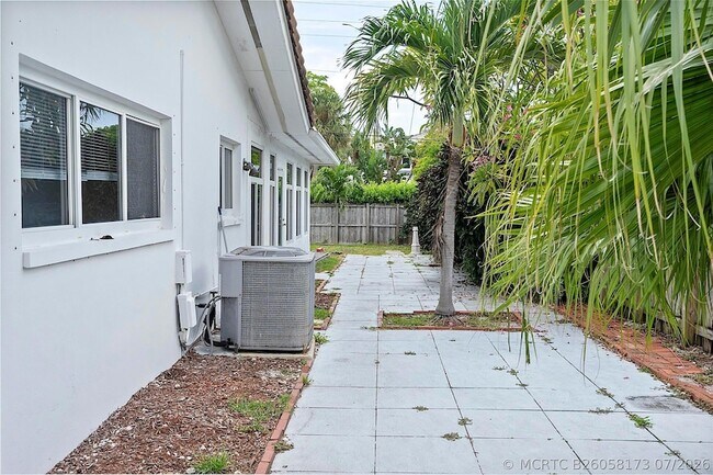 Building Photo - 2910 NE 40th Ct