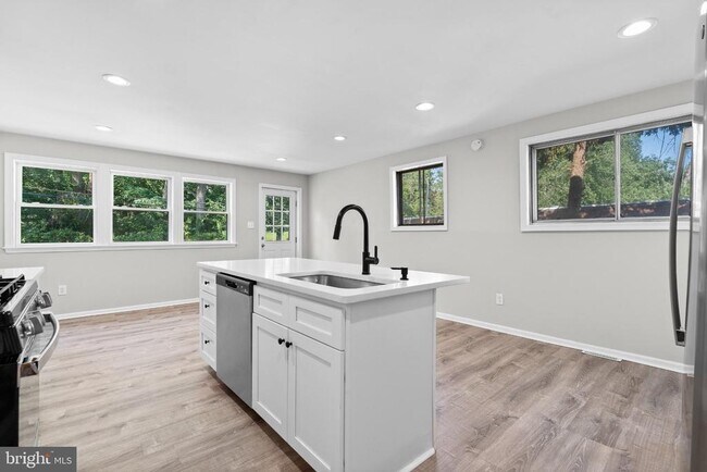 Building Photo - 205 Juniper Rd