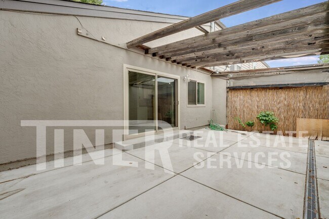 Building Photo - 324 Bridge Pl