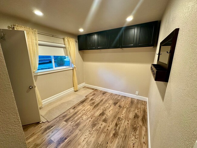 Building Photo - Charming 1-bedroom, 1-bathroom cottage