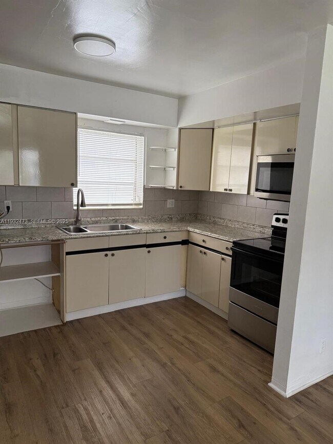 Building Photo - 325 NE 2nd St