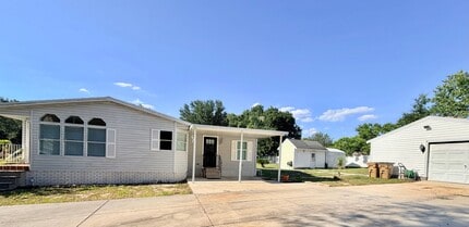 Building Photo - Large and Spacious 3/3 on near half acre NO HOA!