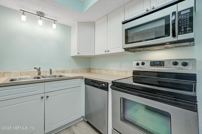 Building Photo - 6561 Mission Ct