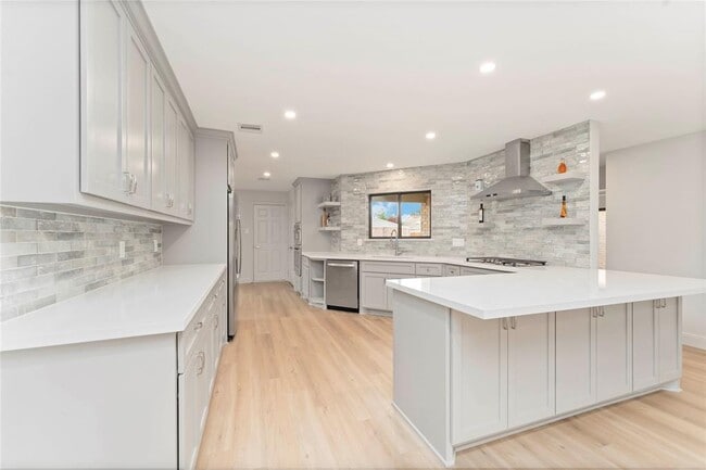 Building Photo - 14147 Hillvale Dr