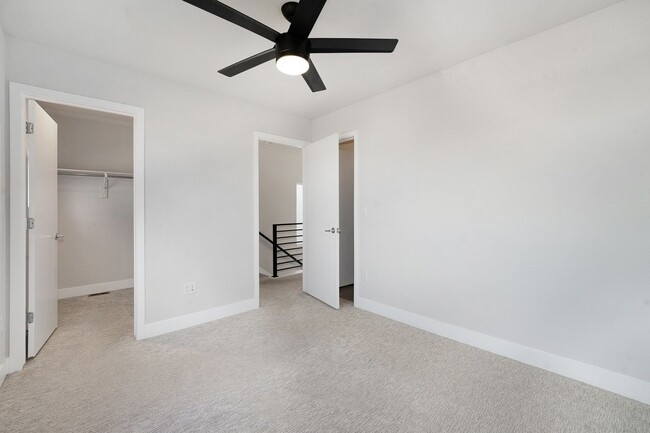 Building Photo - Beautiful Townhome Available in Lakewood!