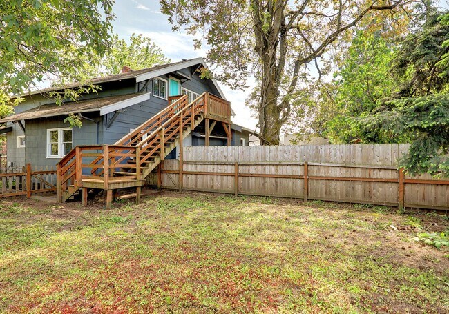 Building Photo - 6015-6017 SE 99th Ave