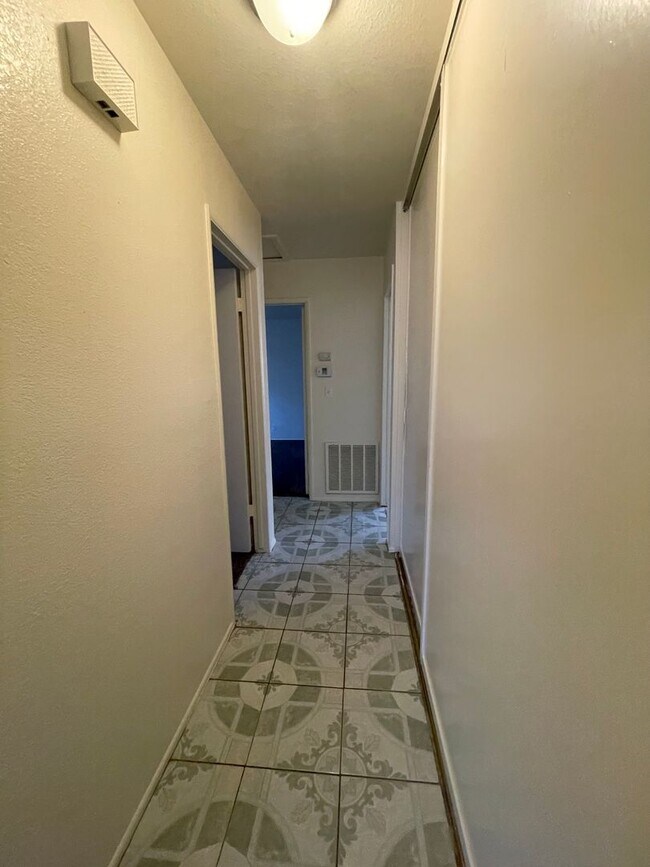 Building Photo - Victorville, 3 Bedroom, 2 Bathrooms, Large...