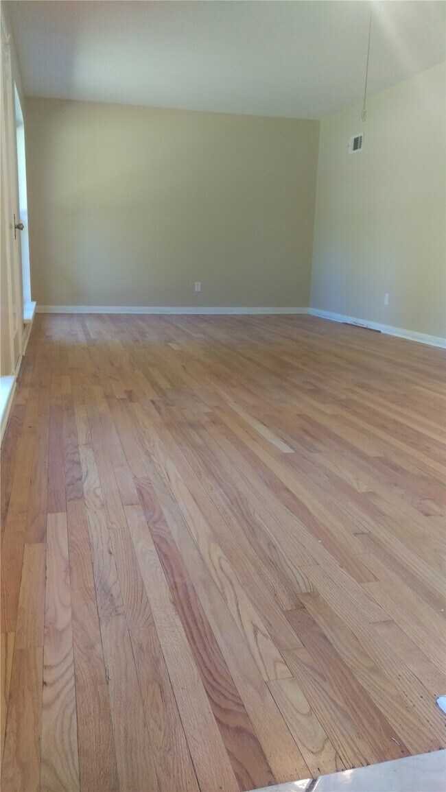 Building Photo - 18 Country Squire Ct