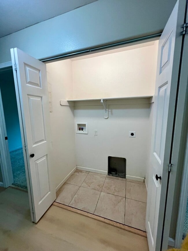 Building Photo - 3-Bedroom Home in North Pole / 2 Car Garag...