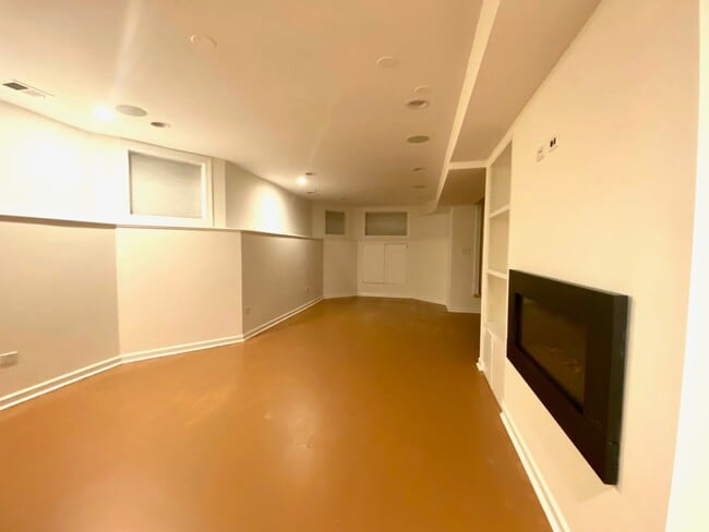 Building Photo - 2441 N Mozart St