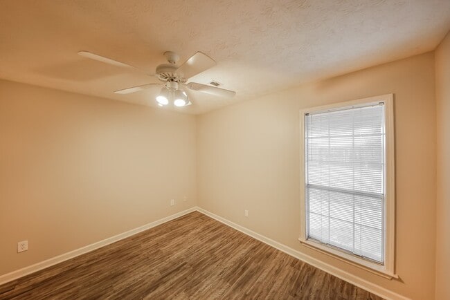 Building Photo - 2728 Fair Oaks Dr