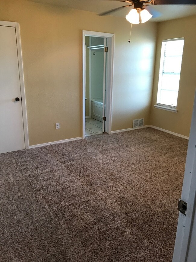 Building Photo - 5222 Clearwater Ct