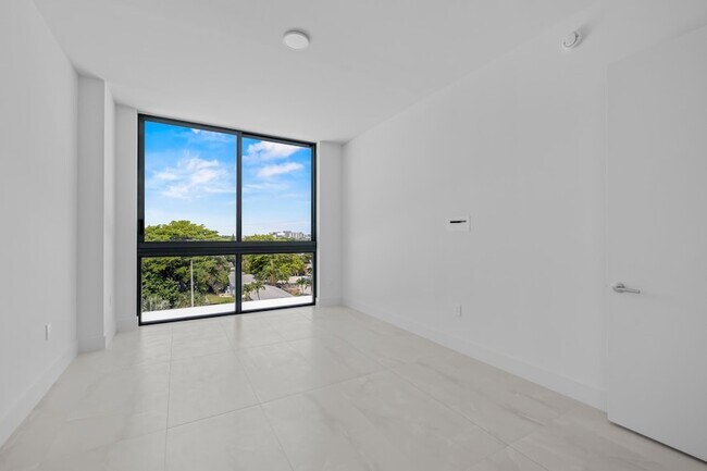 Building Photo - 305 Briny Ave