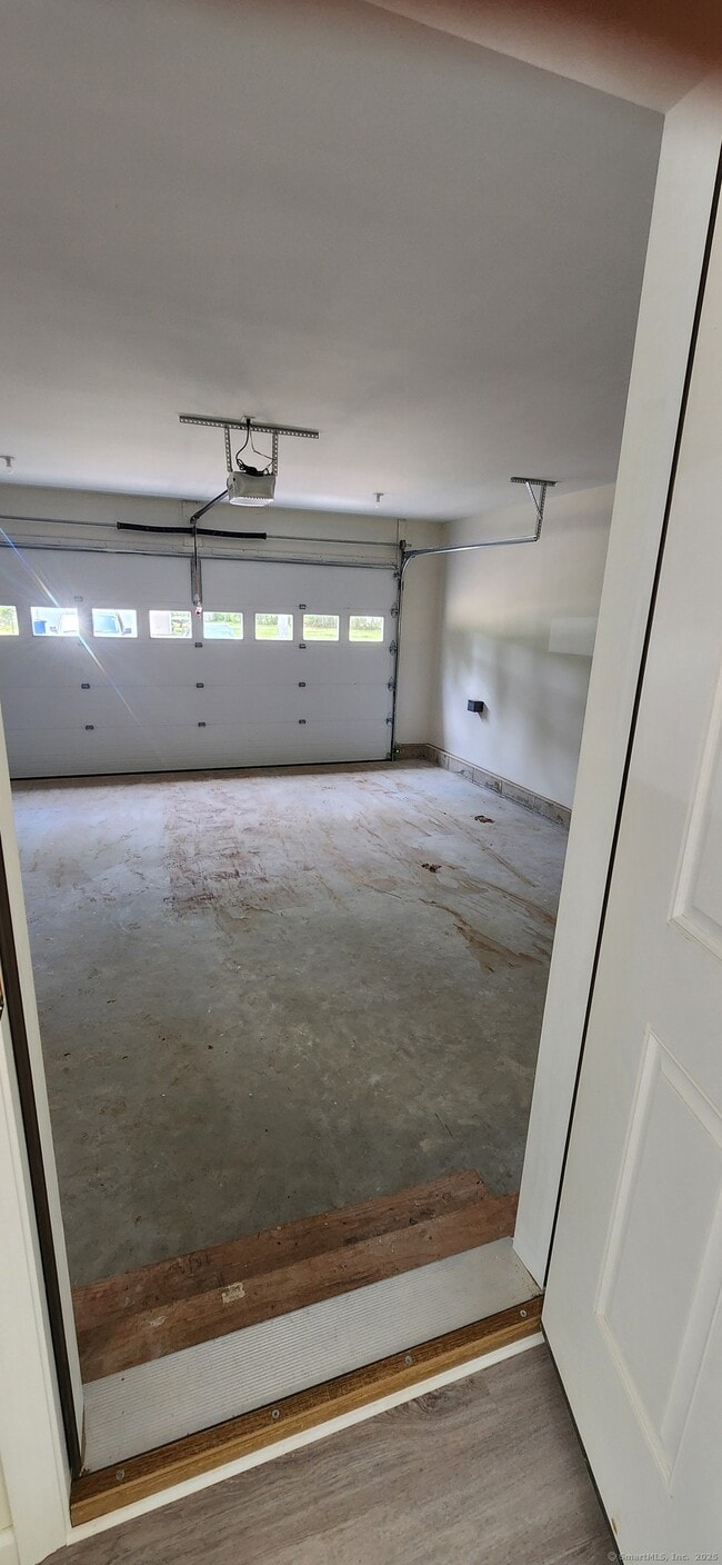 Building Photo - 340 E Shore Dr