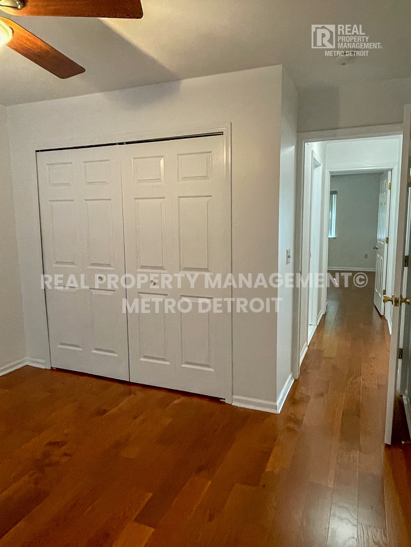 Building Photo - 5560 Seabreeze Ln