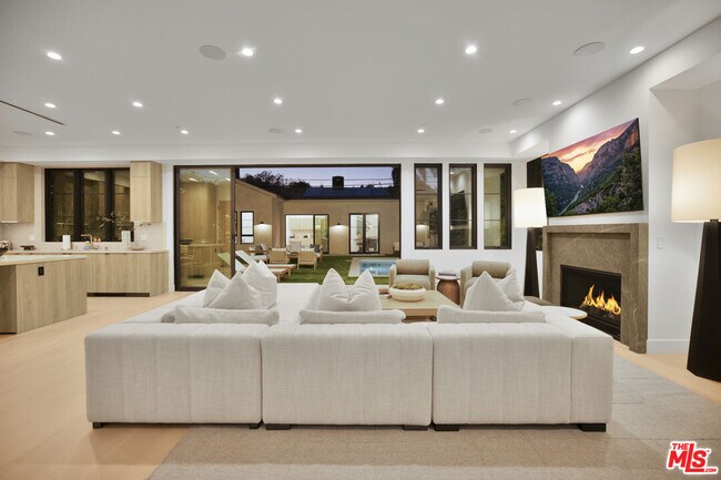 Building Photo - 4433 Kraft Ave