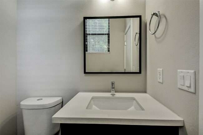 Building Photo - 607 Sydnor St