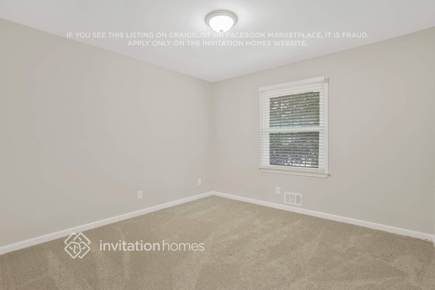 Building Photo - 3102 S Oak Ct SE