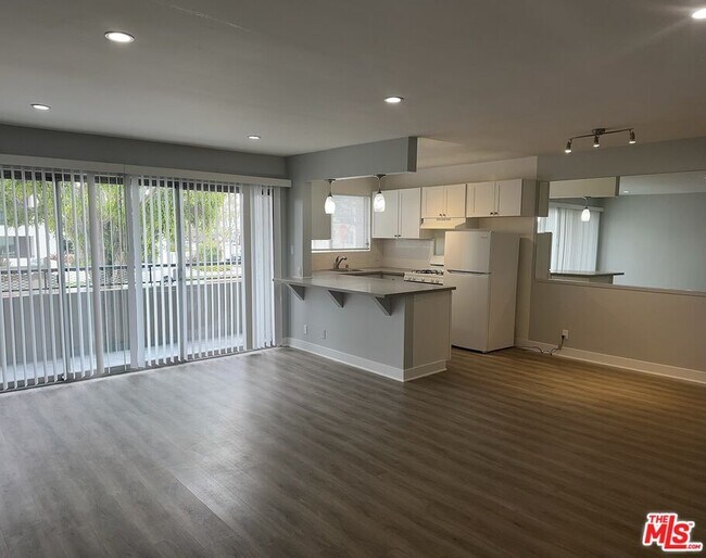 Building Photo - 8635 Cashio St