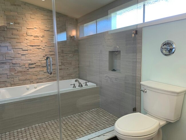 Building Photo - 5590 Clinton St