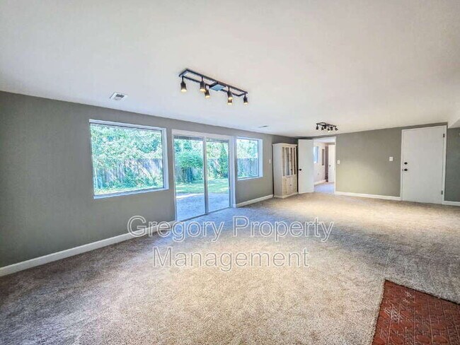 Building Photo - 15506 Juanita Dr NE