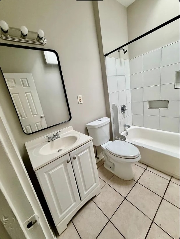 Building Photo - 4 Bedroom with 3 Bathrooms