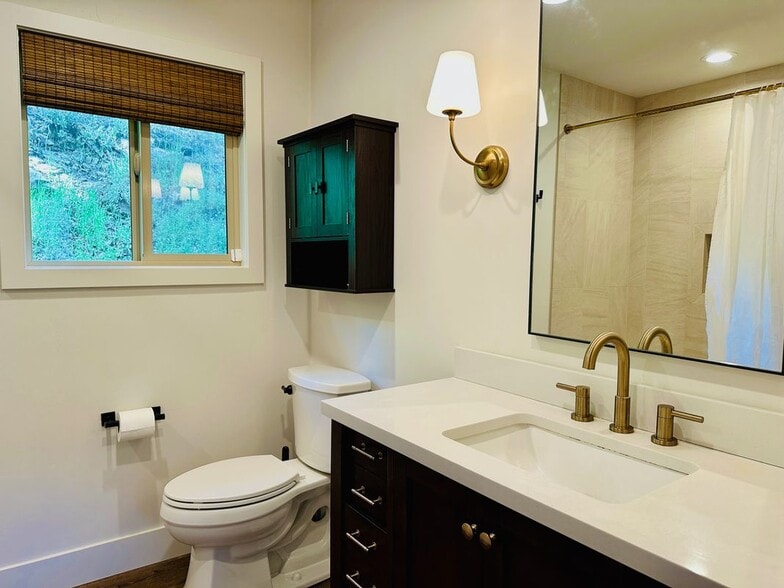 Building Photo - 22374 Glenwood Dr