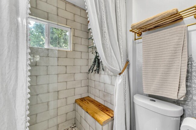 Building Photo - 3 bd 2 ba country cabin close to town