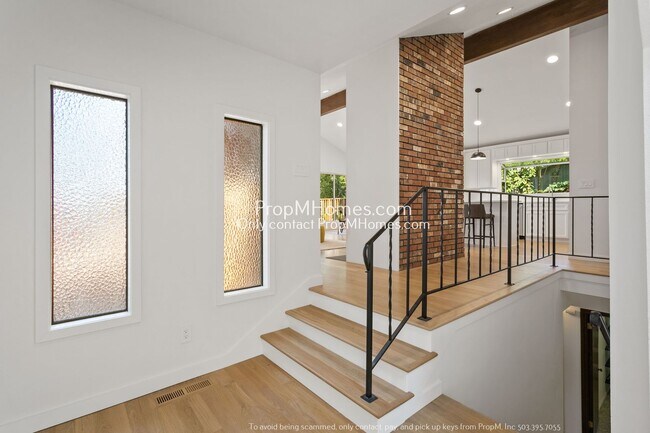 Building Photo - Mid-Century Modern Three Bedroom in Happy Valley!