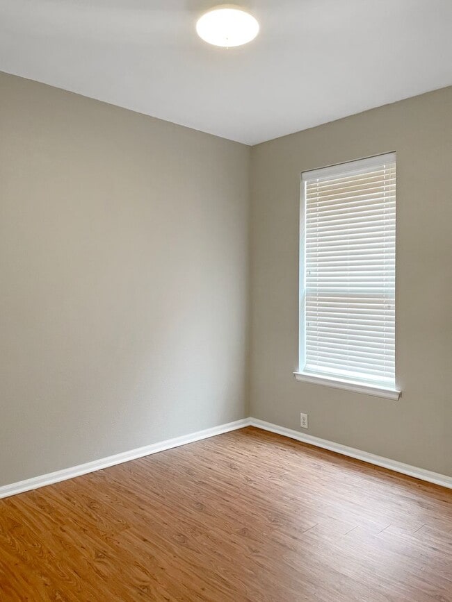 Building Photo - Spacious Home with Split-Bedroom Design Near Texas Motor Speedway!