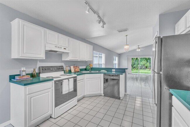 Building Photo - 4454 King Edward Dr