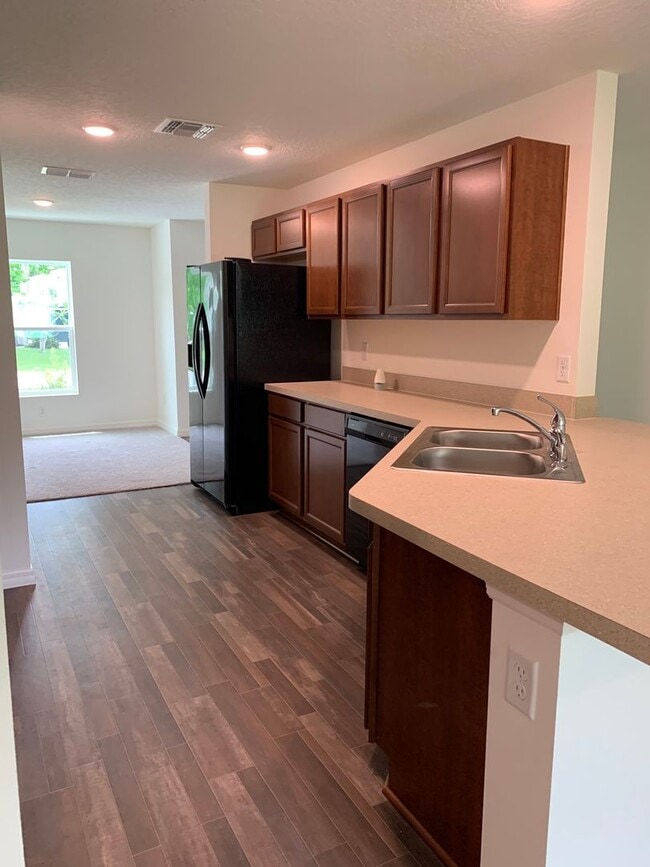 Building Photo - Beautiful Newer 3 bedroom 2 bath Holiday H...