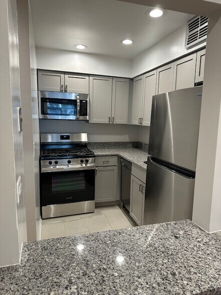 Kitchen - 1750 N Mohawk St