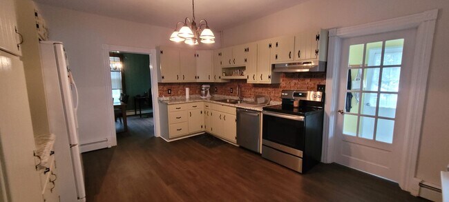 Building Photo - 4 Bedroom 1 bathroom home located in Leola PA