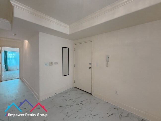 Building Photo - Spacious 3 Bedroom 2 Baths Corner Condo