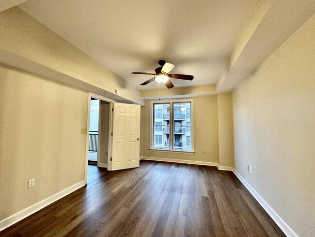 Building Photo - 718 W Trade St