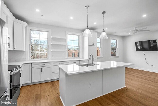 Building Photo - 123 S Washington St