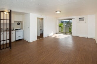 Building Photo - Available now! Prime location Studio with Parking!