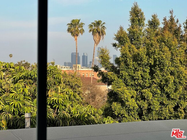 Building Photo - 5019 W Maplewood Ave