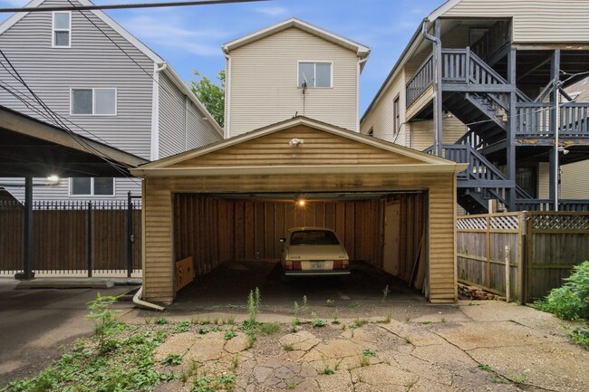 Building Photo - 2728 N Wilton Ave