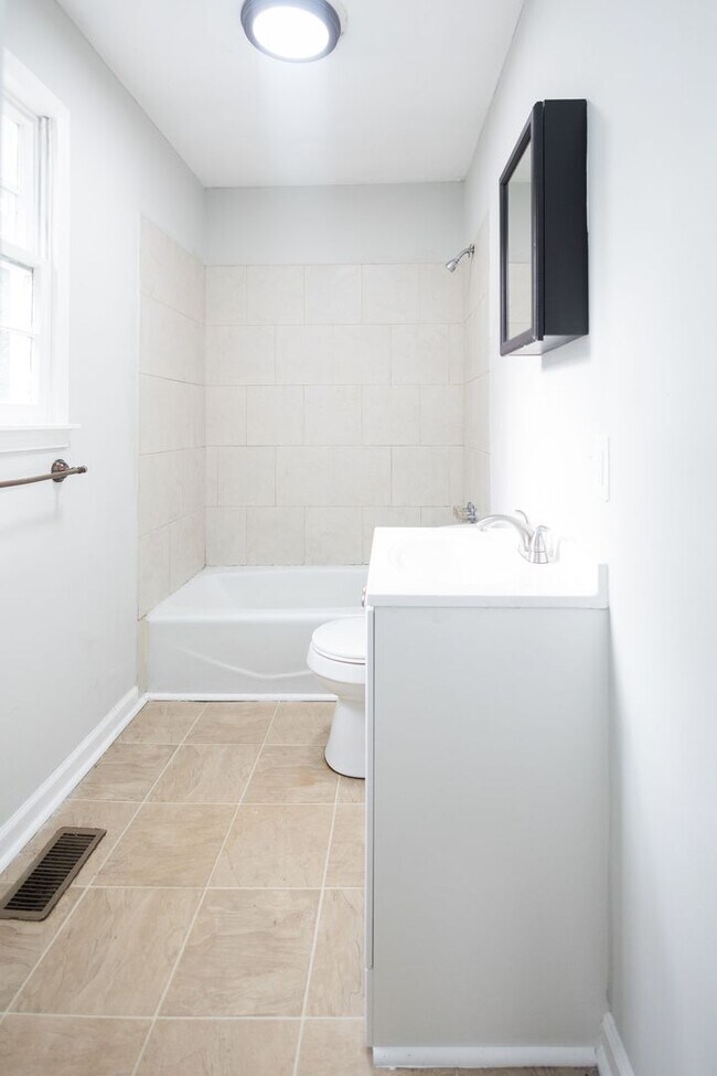 Building Photo - 2 Bedroom House for Rent in Macon, GA – THIS IS NOT A DUPLEX Near Mercer University | $900/mo