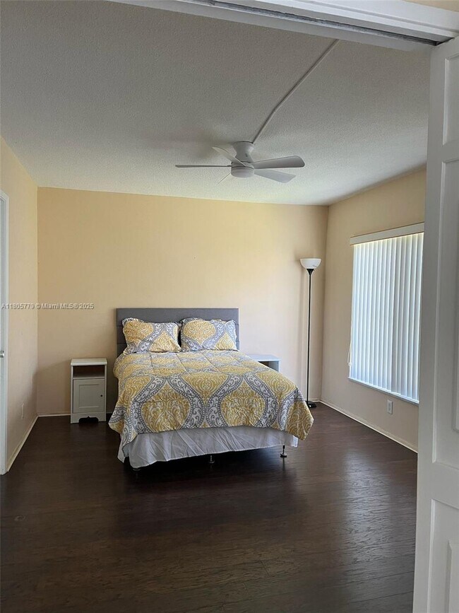 Building Photo - 3150 N Palm Aire Dr